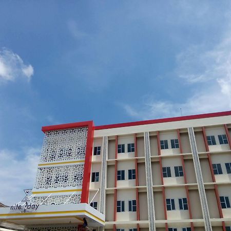 Готель Nite And Day Batam Jodoh Square Екстер'єр фото